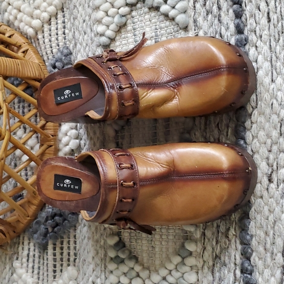 Y2K 90's Curfew Sedona Wooden Heel Studed Clogs Leather Women's Sz 10M Brazil - Picture 2 of 13